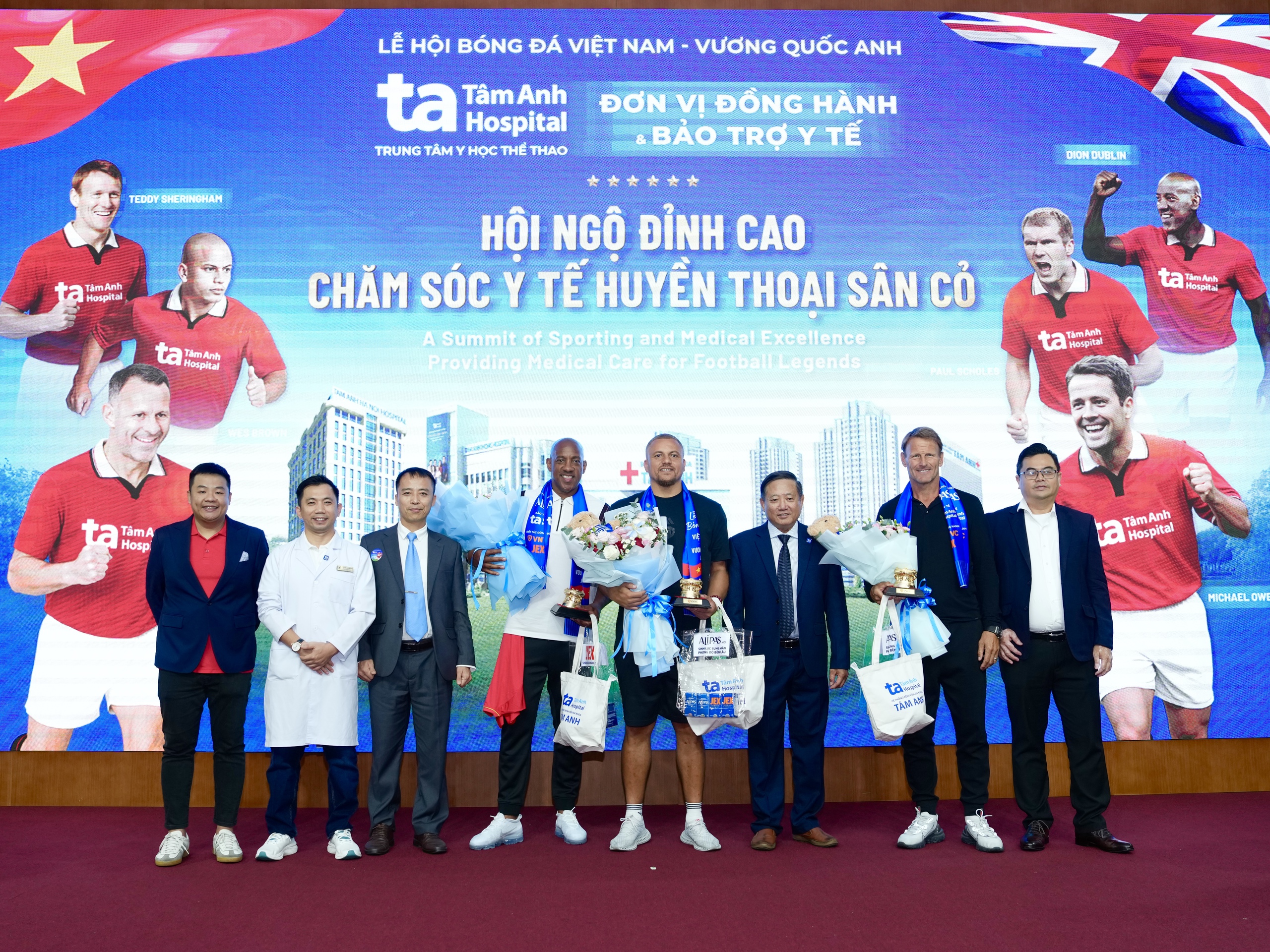 Teddy Sheringham và các huyền thoại ‘Man đỏ’ tạo ấn tượng mạnh tại Bệnh viện đa khoa Tâm Anh - Ảnh 16.