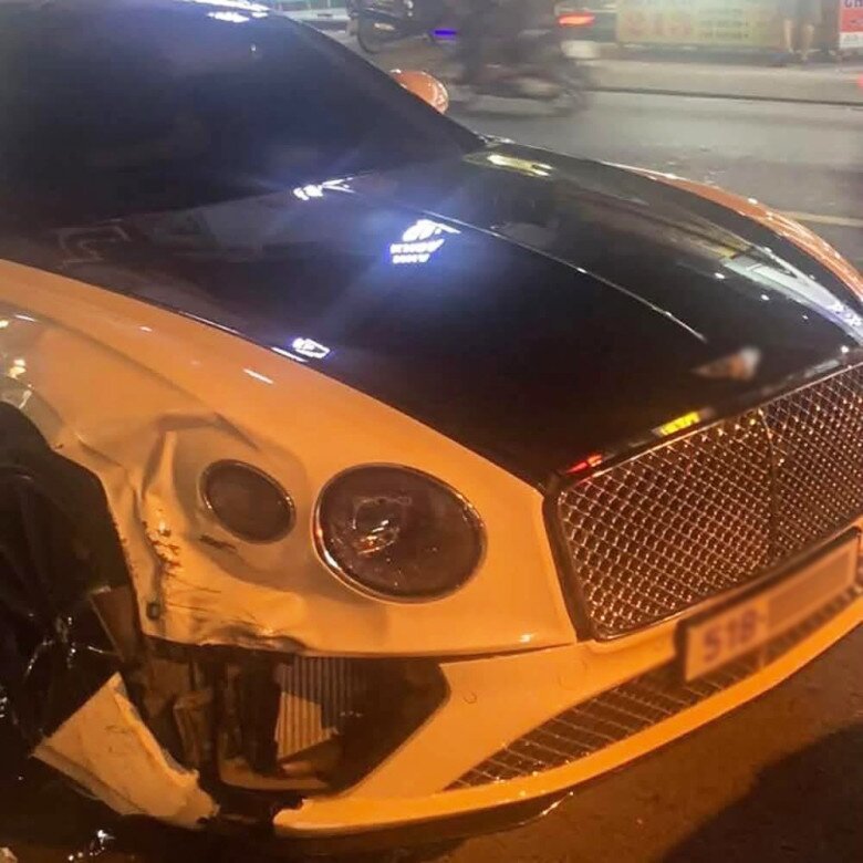 Cận cảnh siêu xe 20 tỷ bị trầy xước, vỡ toác phần cản xe.