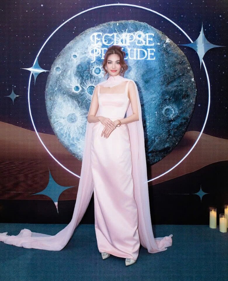 Còn Lan Khuê thì sang trọng, thanh lịch với mẫu đầm trơn, điểm xuyết thêm chiếc khăn choàng qua vai.