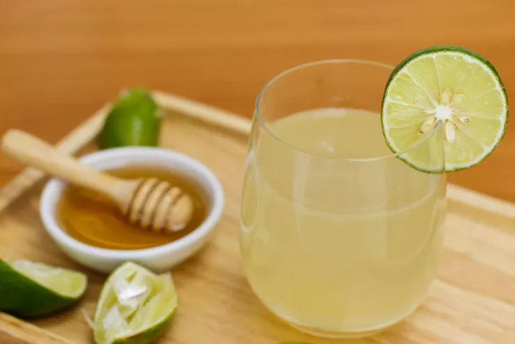 Hai mỹ nhân đều có chung thói quen dùng nước chanh mật ong để thanh lọc cơ thể, làm đẹp da, giữ dáng.