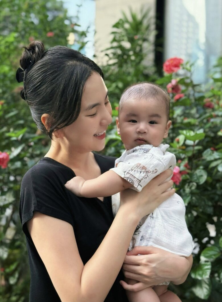 Vào thời điểm 4 tháng tuổi, bé Panda đã có thể mặc vừa quần áo của trẻ em 8-9 tháng tuổi.