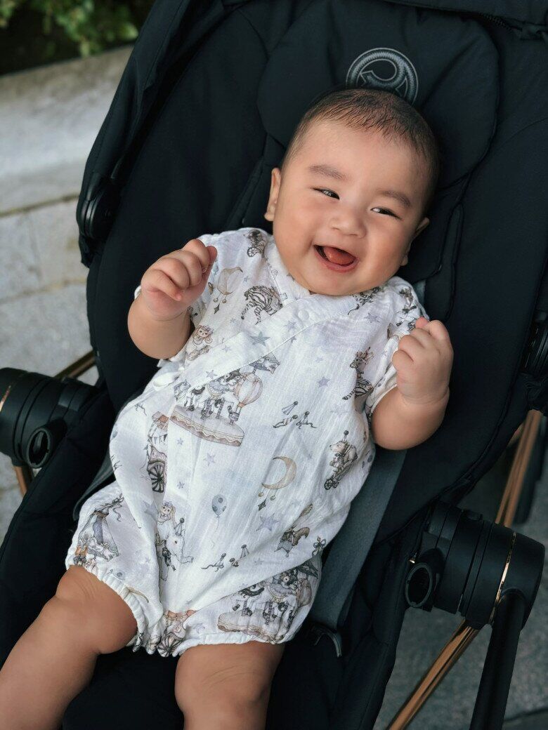 MC Mai Ngọc cho quý tử đi dạo 2 lần mỗi ngày, vào buổi sáng sớm và xế chiều.