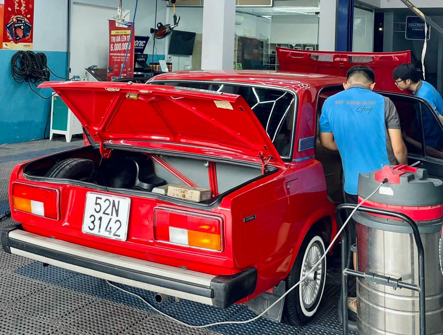 'Hàng hiếm' Lada 2105 từ thời Liên Xô được chủ gìn giữ hơn 35 năm - Ảnh 4.