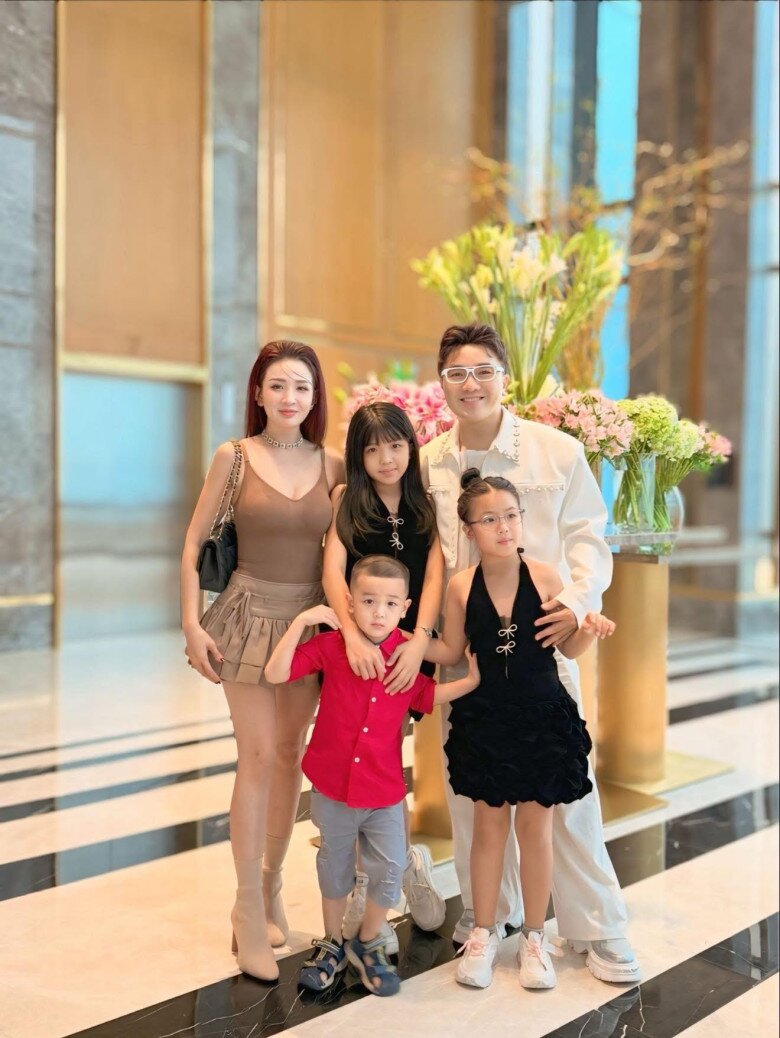 Nam ca sĩ Việt sống như "vua" trong biệt thự vốn là khách sạn, nhìn vợ đau đẻ mà bỏ nhậu và đàn đúm 5 Nam ca sĩ Việt sống như amp;#34;vuaamp;#34; trong biệt thự vốn là khách sạn, nhìn vợ đau đẻ mà bỏ nhậu và đàn đúm - 4