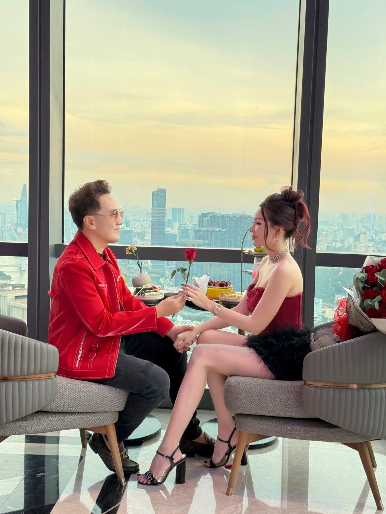 Nam ca sĩ Việt sống như "vua" trong biệt thự vốn là khách sạn, nhìn vợ đau đẻ mà bỏ nhậu và đàn đúm 7 Dương Ngọc Thái thấy thương vợ và thay đổi kể từ khi vào phòng sinh cùng cô.