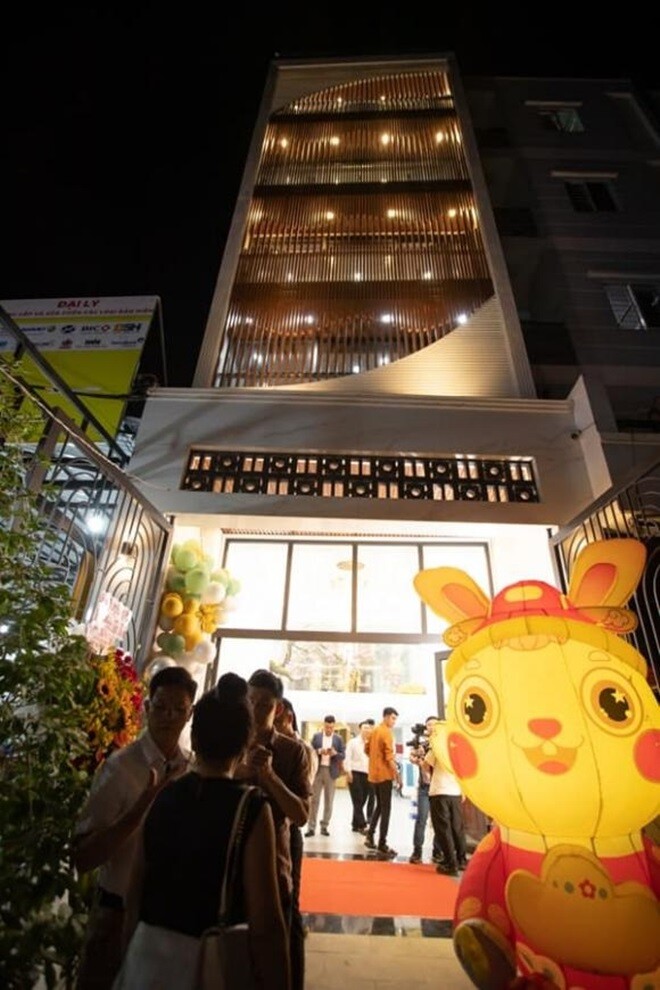 Nam ca sĩ Việt sống như "vua" trong biệt thự vốn là khách sạn, nhìn vợ đau đẻ mà bỏ nhậu và đàn đúm 6 Nam ca sĩ có cuộc sống sung túc trong biệt thự lớn.