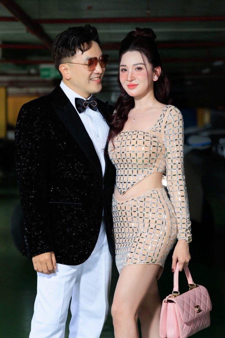 Nam ca sĩ Việt sống như "vua" trong biệt thự vốn là khách sạn, nhìn vợ đau đẻ mà bỏ nhậu và đàn đúm 8 Nam ca sĩ Việt sống như amp;#34;vuaamp;#34; trong biệt thự vốn là khách sạn, nhìn vợ đau đẻ mà bỏ nhậu và đàn đúm - 7