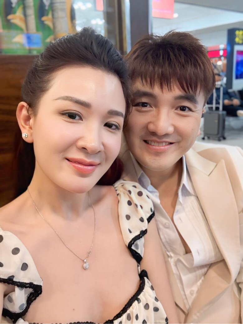 Nam ca sĩ Việt sống như "vua" trong biệt thự vốn là khách sạn, nhìn vợ đau đẻ mà bỏ nhậu và đàn đúm 9 Triệu Ái Vy vốn là người sôi động nhưng phải trải qua quãng thời gian chăm con một mình.