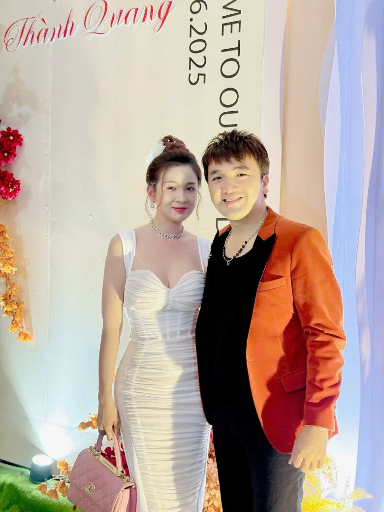 Nam ca sĩ Việt sống như "vua" trong biệt thự vốn là khách sạn, nhìn vợ đau đẻ mà bỏ nhậu và đàn đúm 11 Giờ đây cặp vợ chồng luôn song hành cùng nhau.