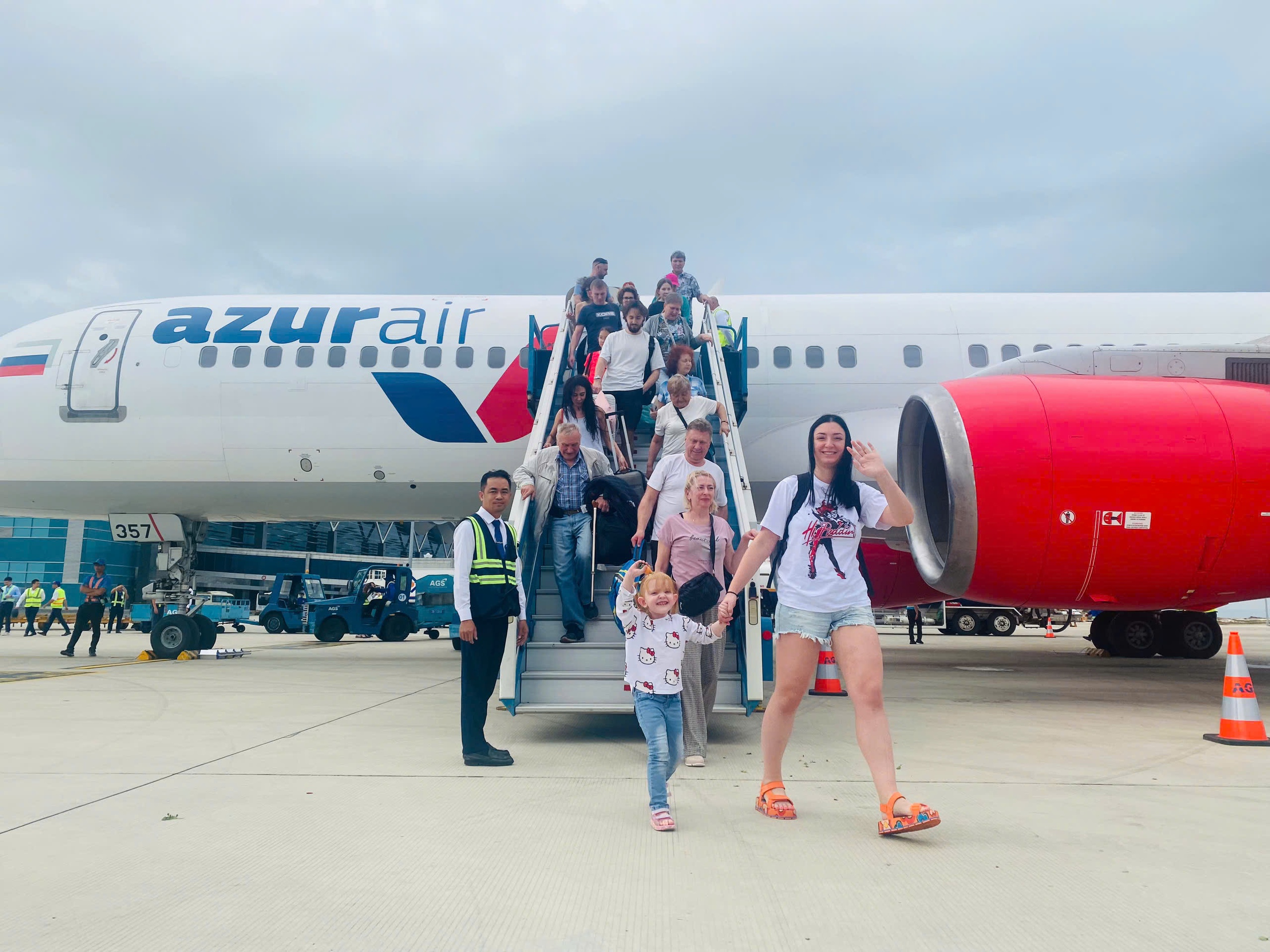 Tình trạng ùn tắc xảy ra khi làm thủ tục xuất, nhập cảnh tại sân bay Cam Ranh 2 Ùn tắc sân bay Cam Ranh - Ảnh 2.