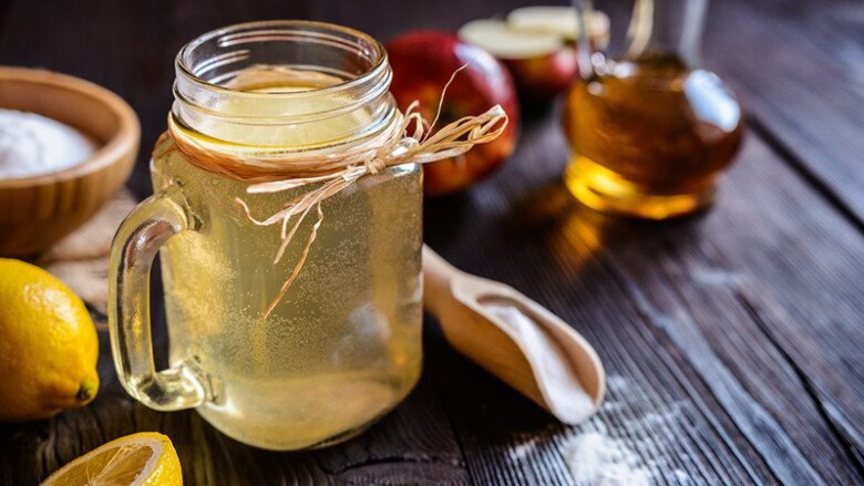 Giấm táo chứa axit axetic giúp ổn định đường huyết, giảm cảm giác thèm ăn và ngăn cơ thể tích mỡ bụng. Pha 1–2 thìa cà phê giấm táo với nước ấm, uống trước bữa sáng 15 phút giúp tiêu hóa tốt hơn. Không nên uống nguyên chất để tránh hại dạ dày.