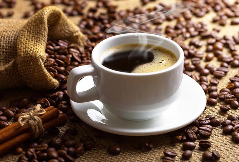 Caffeine trong cà phê đen giúp đánh thức cơ thể, thúc đẩy quá trình đốt mỡ và giảm cảm giác thèm ăn. Uống 1 ly nhỏ không đường buổi sáng giúp tỉnh táo, tập trung và hỗ trợ giảm cân. Tránh thêm sữa hoặc kem để giữ hiệu quả tối đa.