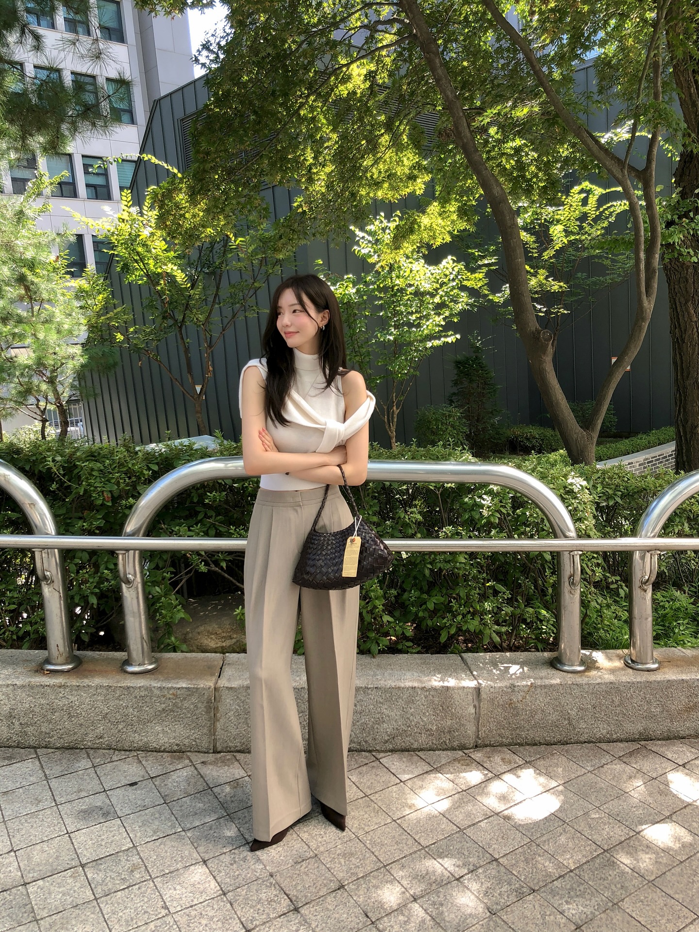 10 cách mặc quần màu be - item đang hot hơn cả quần trắng, ai thích style tối giản càng nên ghim - Ảnh 5.