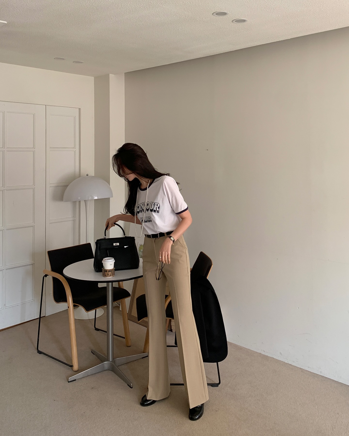 10 cách mặc quần màu be - item đang hot hơn cả quần trắng, ai thích style tối giản càng nên ghim - Ảnh 10.