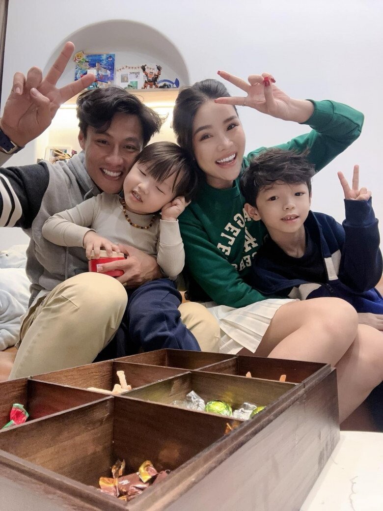 Kỳ Hân xin lỗi Ly Kute sau vụ vạ miệng với Mạc Hồng Quân: "Tôi có men say và khó kiểm soát hành động" 5 Mạc Hồng Quân hiện có cuộc sống hạnh phúc bên Kỳ Hân.