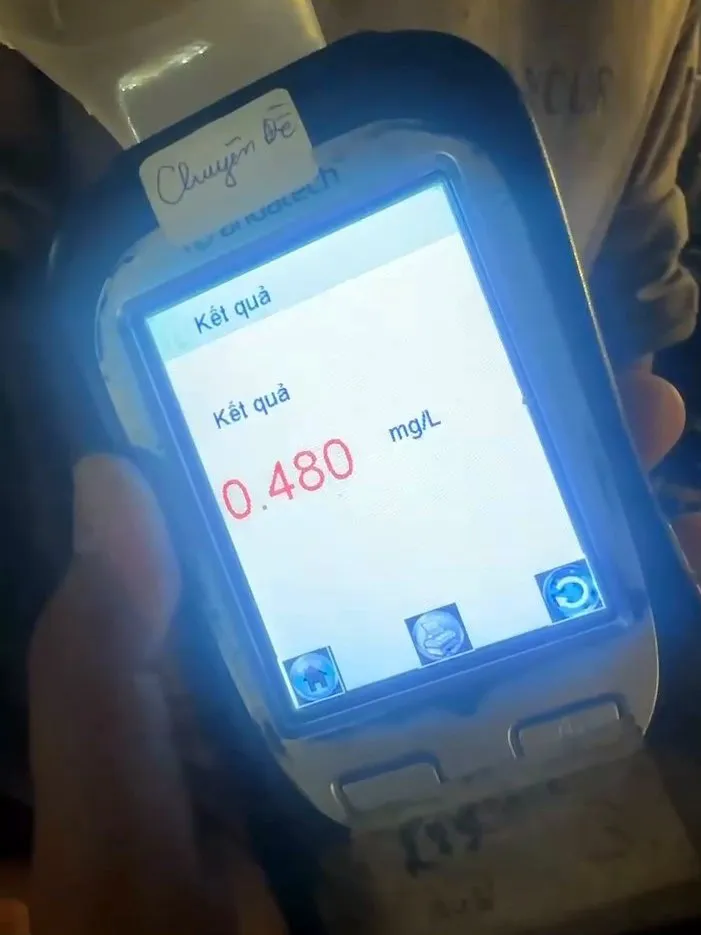 Hết giờ làm việc, một công nhân lai rai vài ly bia với đồng nghiệp, khi lái xe máy về nhà thì bị CSGT phát hiện có nồng độ cồn vượt khung cao nhất. nồng độ cồn (2).jpg