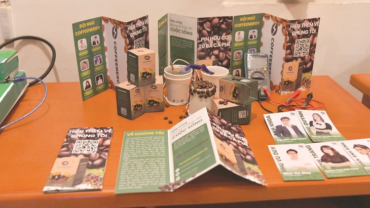 Sinh viên làm pin từ bã cà phê 2 pin - Ảnh 2.