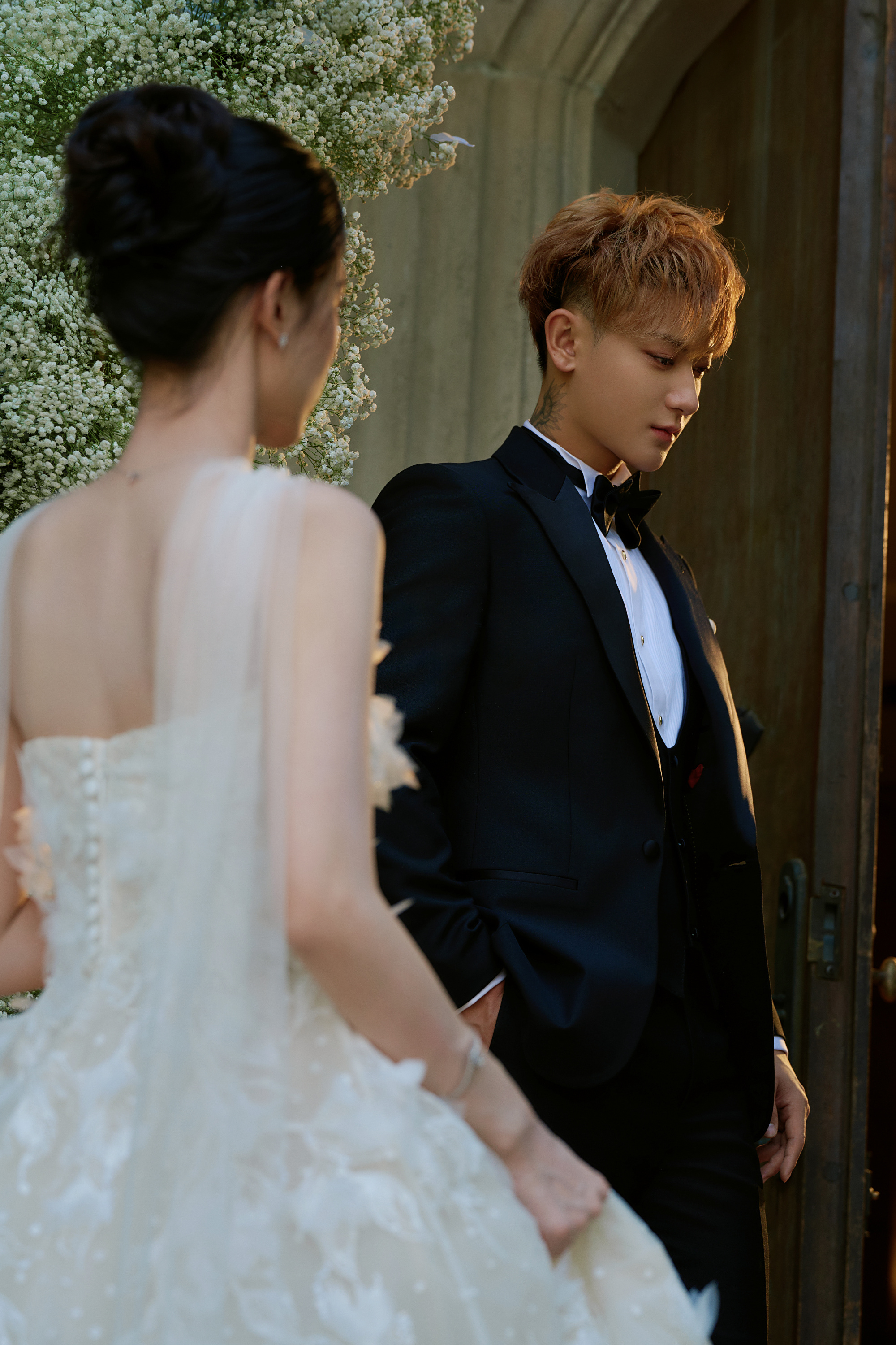 Chủ tịch và nàng thơ hot nhất showbiz đã chính thức công khai ảnh cưới, "đám cưới thế kỷ" sắp diễn ra - Ảnh 3. Chủ tịch và nàng thơ hot nhất showbiz đã chính thức công khai ảnh cưới, "đám cưới thế kỷ" sắp diễn ra - Ảnh 3.