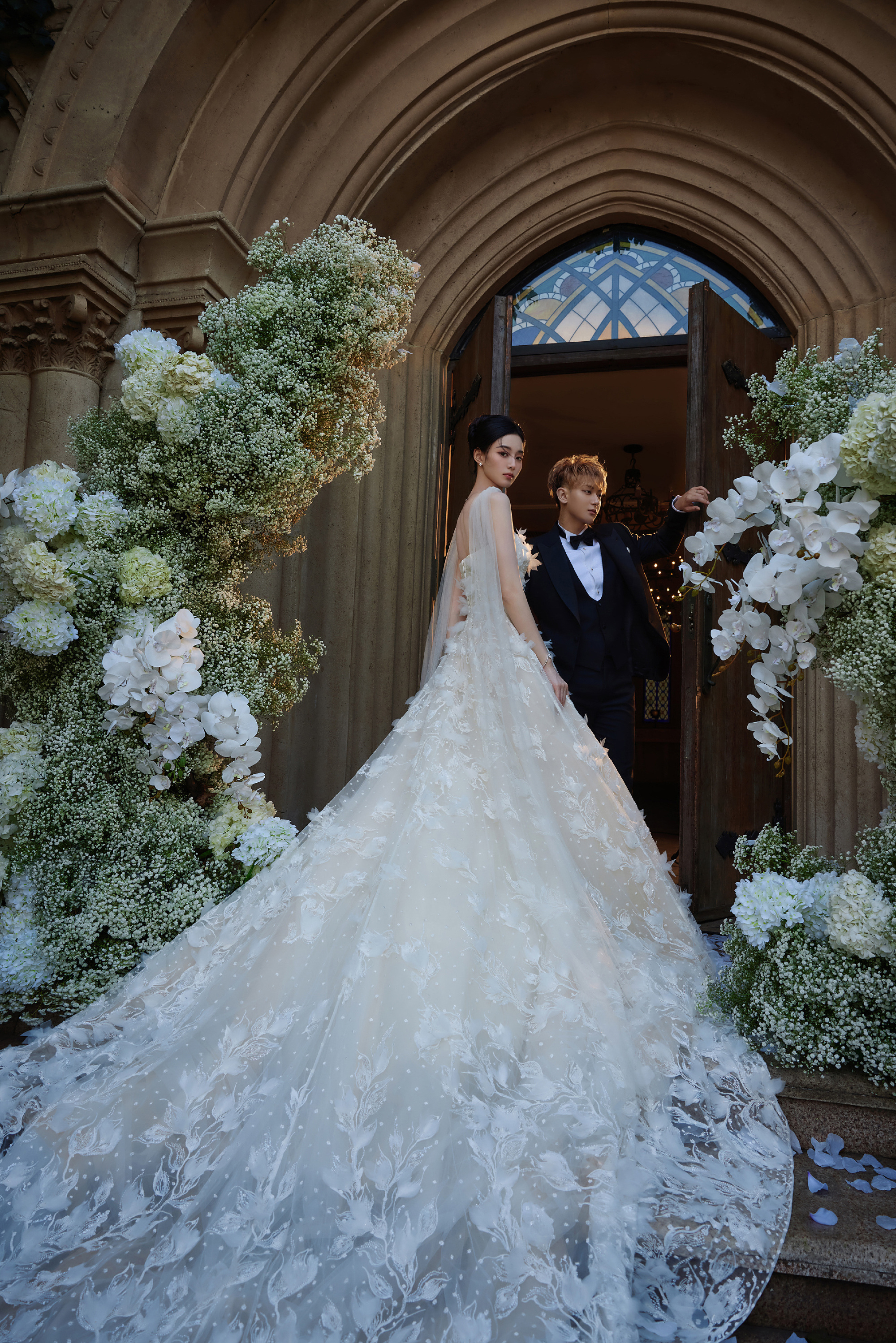 Chủ tịch và nàng thơ hot nhất showbiz đã chính thức công khai ảnh cưới, "đám cưới thế kỷ" sắp diễn ra - Ảnh 4. Chủ tịch và nàng thơ hot nhất showbiz đã chính thức công khai ảnh cưới, "đám cưới thế kỷ" sắp diễn ra - Ảnh 4.