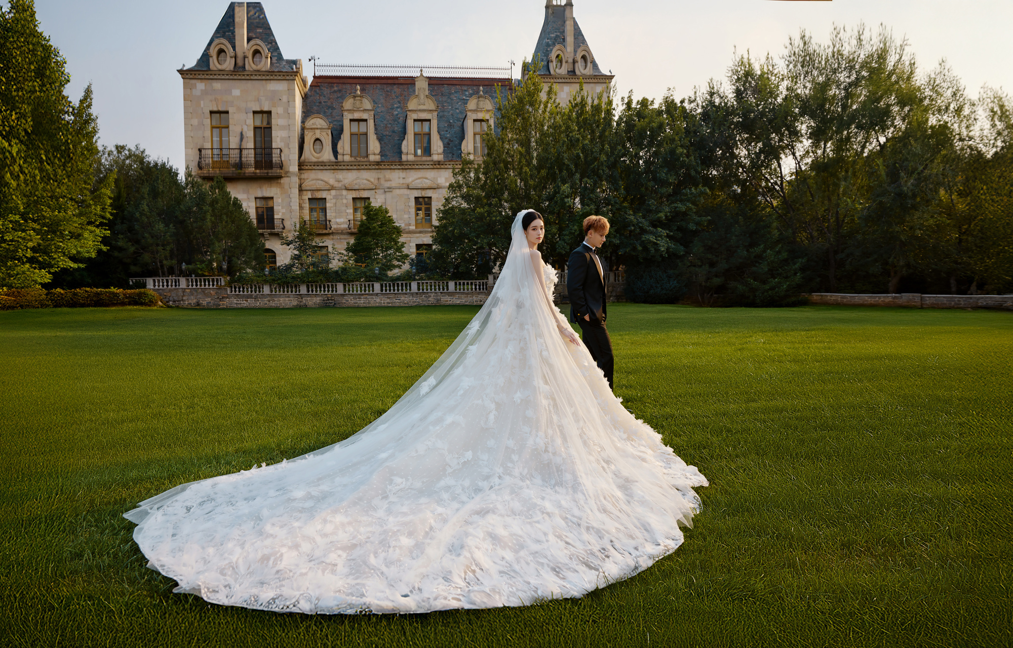 Chủ tịch và nàng thơ hot nhất showbiz đã chính thức công khai ảnh cưới, "đám cưới thế kỷ" sắp diễn ra - Ảnh 8. Chủ tịch và nàng thơ hot nhất showbiz đã chính thức công khai ảnh cưới, "đám cưới thế kỷ" sắp diễn ra - Ảnh 8.