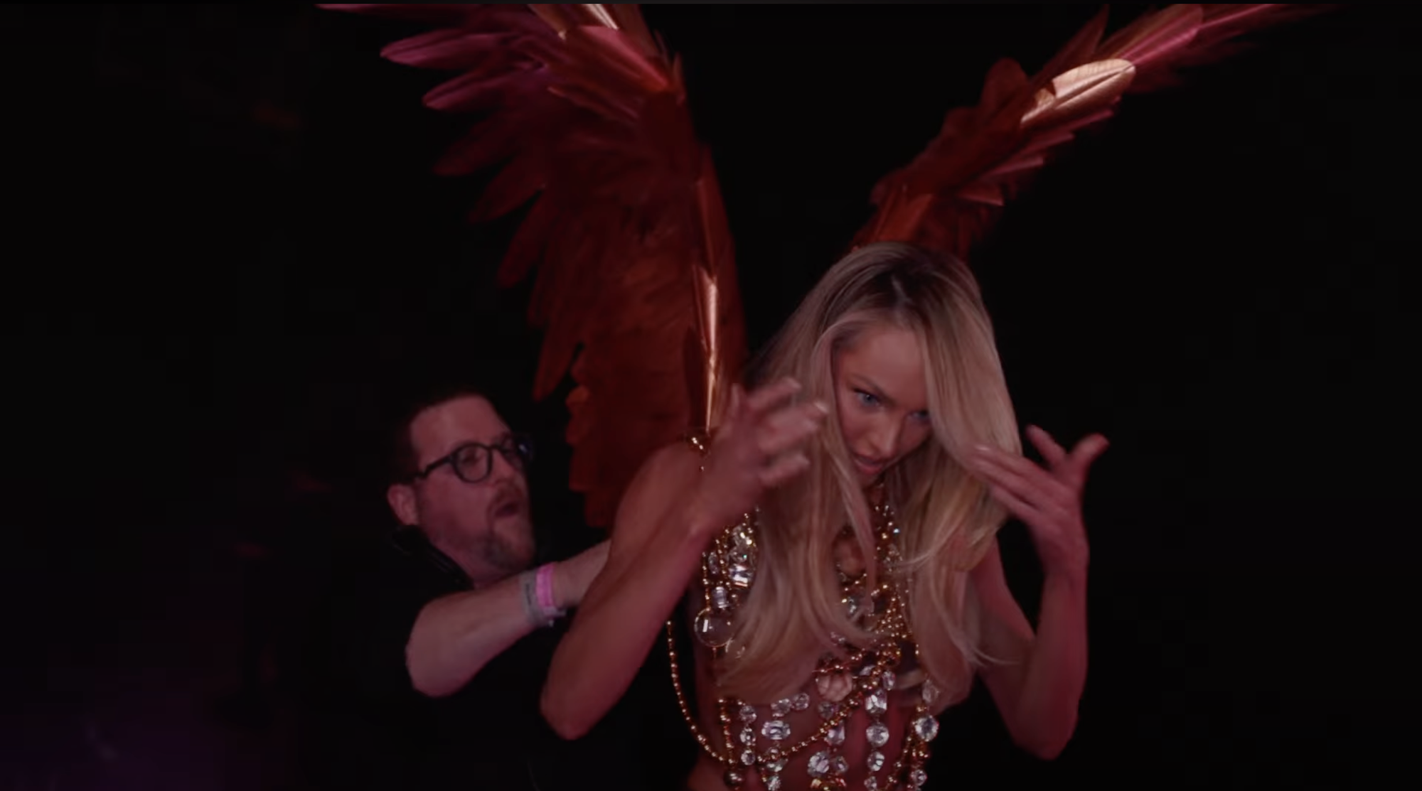 45 phút Victoria's Secret Fashion Show 2025: Chỉ chờ một điểm sáng bằng nửa Lisa khi ấy...- Ảnh 8. 45 phút Victoria's Secret Fashion Show 2025: Chỉ chờ một điểm sáng bằng nửa Lisa khi ấy...- Ảnh 8.