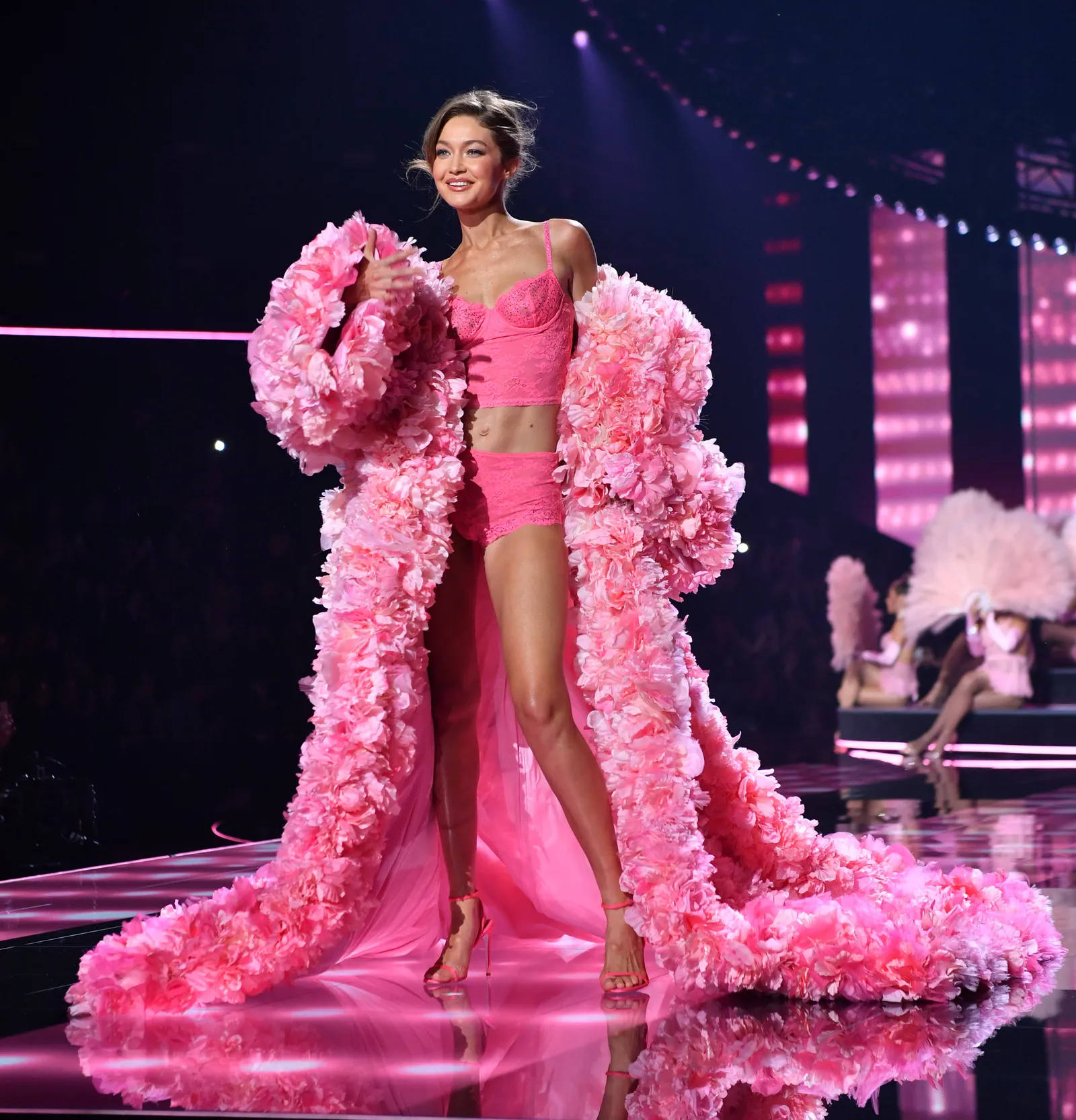 45 phút Victoria's Secret Fashion Show 2025: Chỉ chờ một điểm sáng bằng nửa Lisa khi ấy...- Ảnh 10. 45 phút Victoria's Secret Fashion Show 2025: Chỉ chờ một điểm sáng bằng nửa Lisa khi ấy...- Ảnh 10.