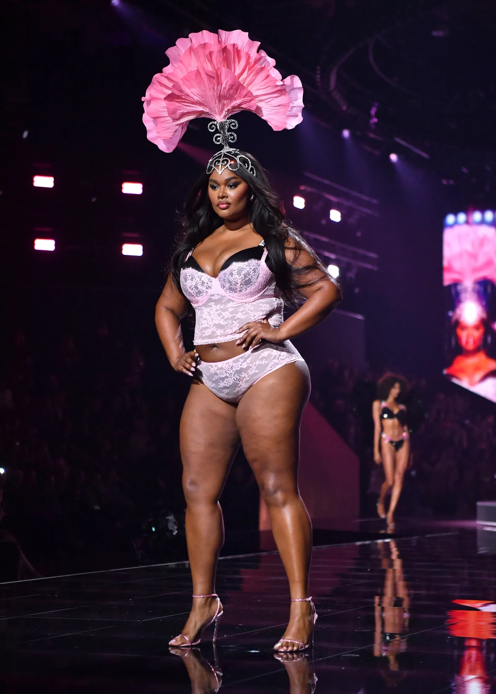 45 phút Victoria's Secret Fashion Show 2025: Chỉ chờ một điểm sáng bằng nửa Lisa khi ấy...- Ảnh 11. 45 phút Victoria's Secret Fashion Show 2025: Chỉ chờ một điểm sáng bằng nửa Lisa khi ấy...- Ảnh 11.