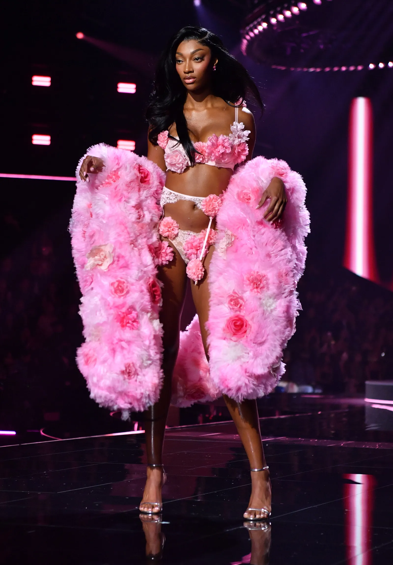 45 phút Victoria's Secret Fashion Show 2025: Chỉ chờ một điểm sáng bằng nửa Lisa khi ấy...- Ảnh 12. 45 phút Victoria's Secret Fashion Show 2025: Chỉ chờ một điểm sáng bằng nửa Lisa khi ấy...- Ảnh 12.