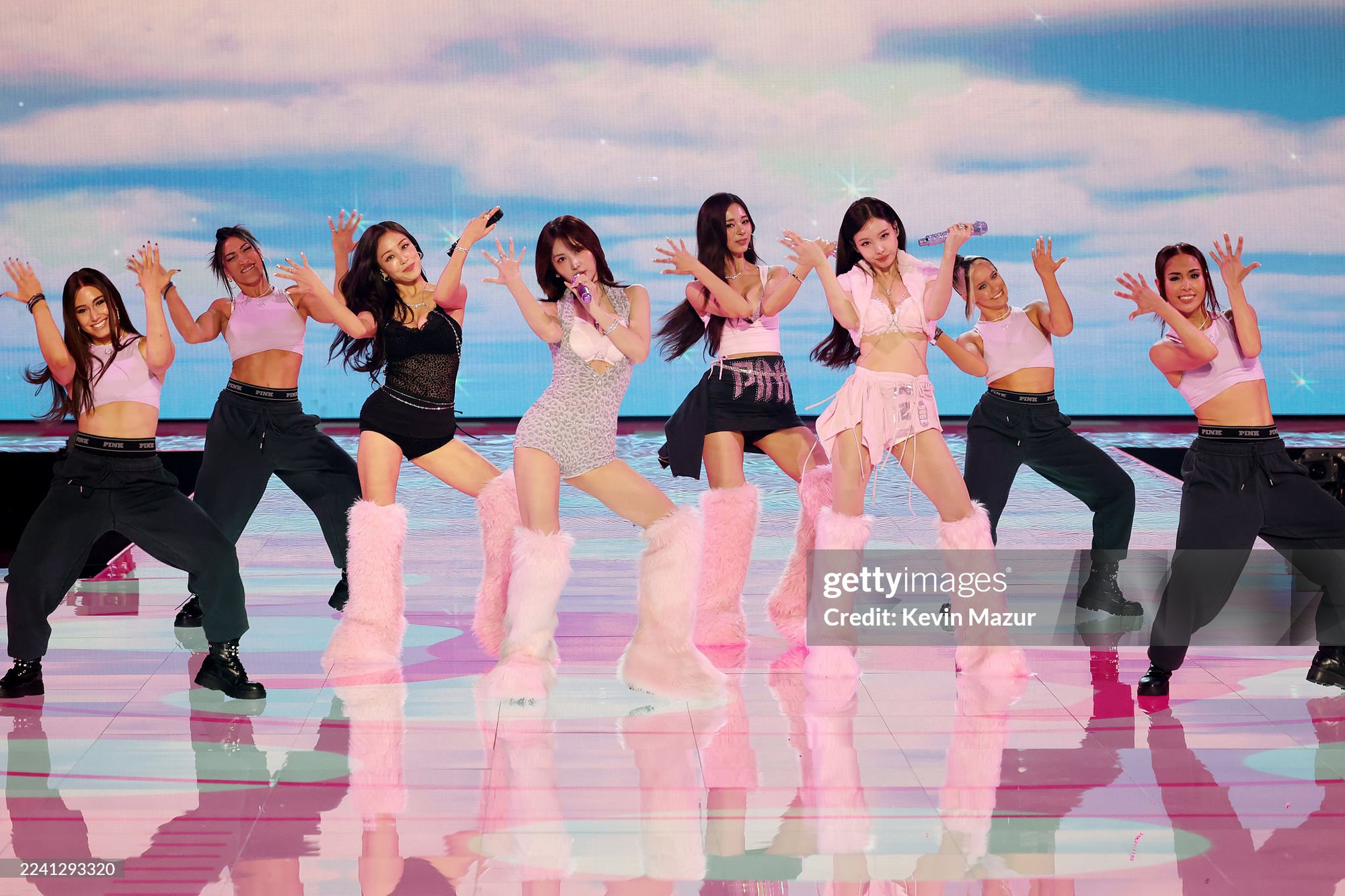 45 phút Victoria's Secret Fashion Show 2025: Chỉ chờ một điểm sáng bằng nửa Lisa khi ấy...- Ảnh 13. 45 phút Victoria's Secret Fashion Show 2025: Chỉ chờ một điểm sáng bằng nửa Lisa khi ấy...- Ảnh 13.