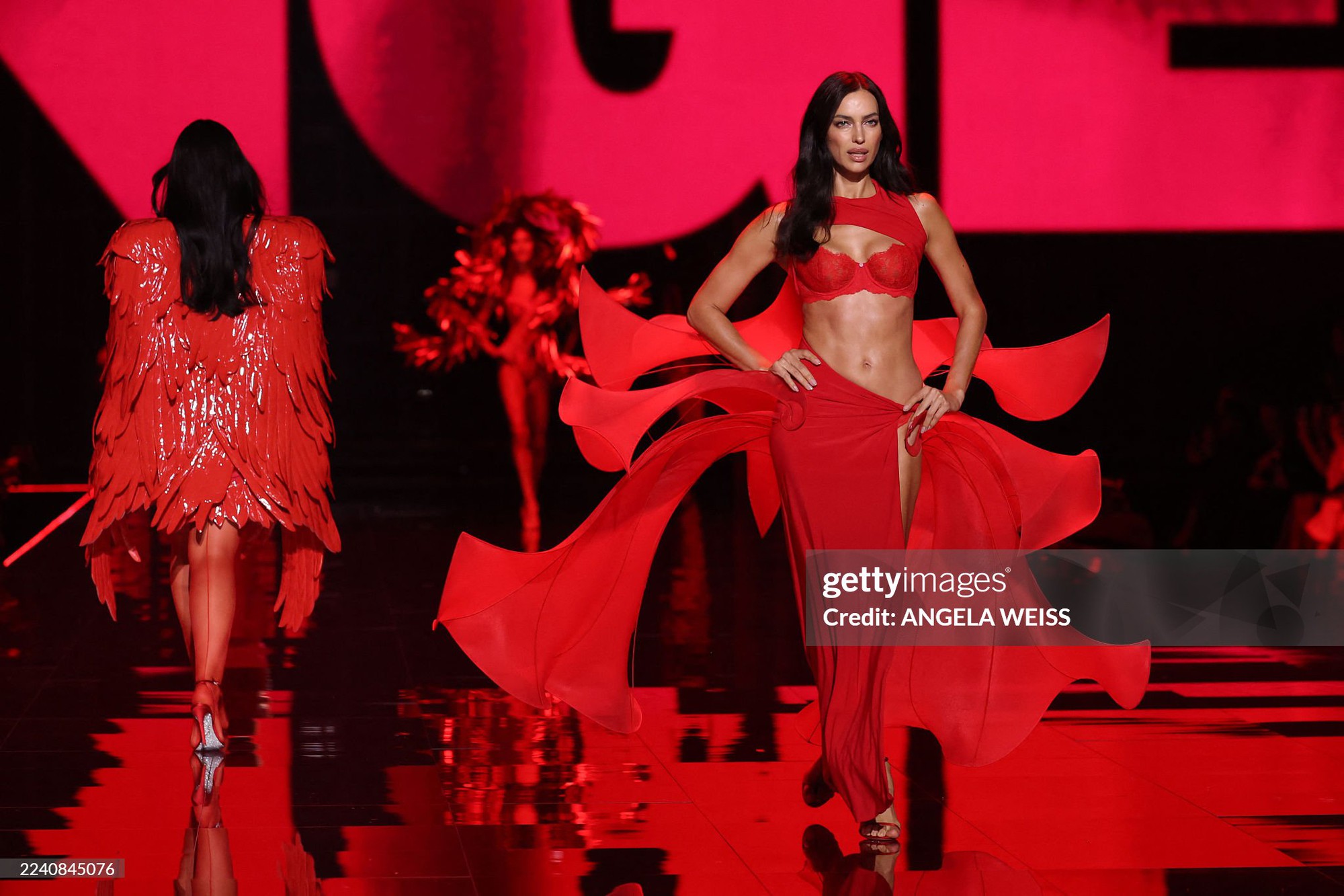 45 phút Victoria's Secret Fashion Show 2025: Chỉ chờ một điểm sáng bằng nửa Lisa khi ấy...- Ảnh 20. 45 phút Victoria's Secret Fashion Show 2025: Chỉ chờ một điểm sáng bằng nửa Lisa khi ấy...- Ảnh 20.