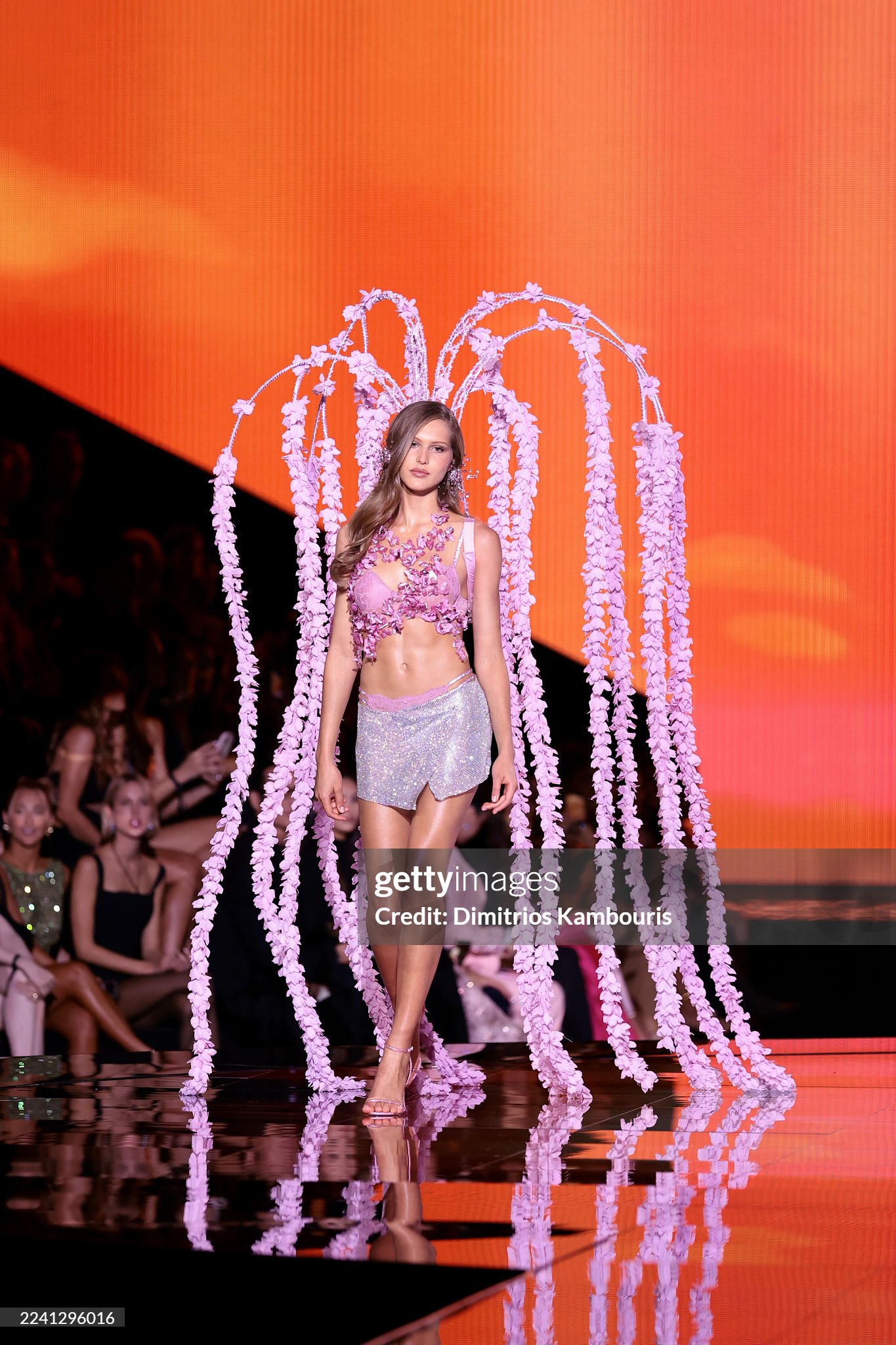 45 phút Victoria's Secret Fashion Show 2025: Chỉ chờ một điểm sáng bằng nửa Lisa khi ấy...- Ảnh 23. 45 phút Victoria's Secret Fashion Show 2025: Chỉ chờ một điểm sáng bằng nửa Lisa khi ấy...- Ảnh 23.