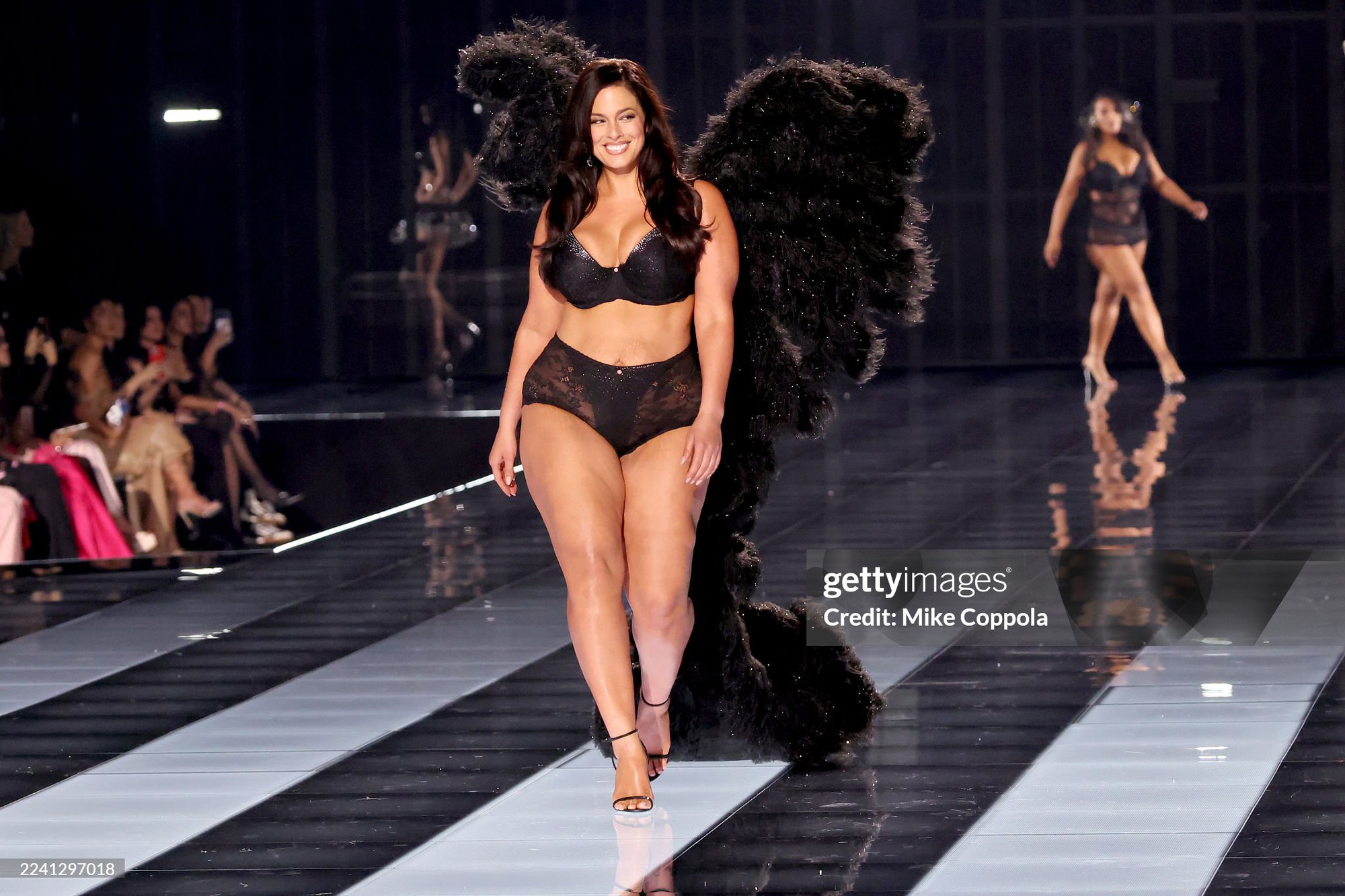 45 phút Victoria's Secret Fashion Show 2025: Chỉ chờ một điểm sáng bằng nửa Lisa khi ấy...- Ảnh 28. 45 phút Victoria's Secret Fashion Show 2025: Chỉ chờ một điểm sáng bằng nửa Lisa khi ấy...- Ảnh 28.