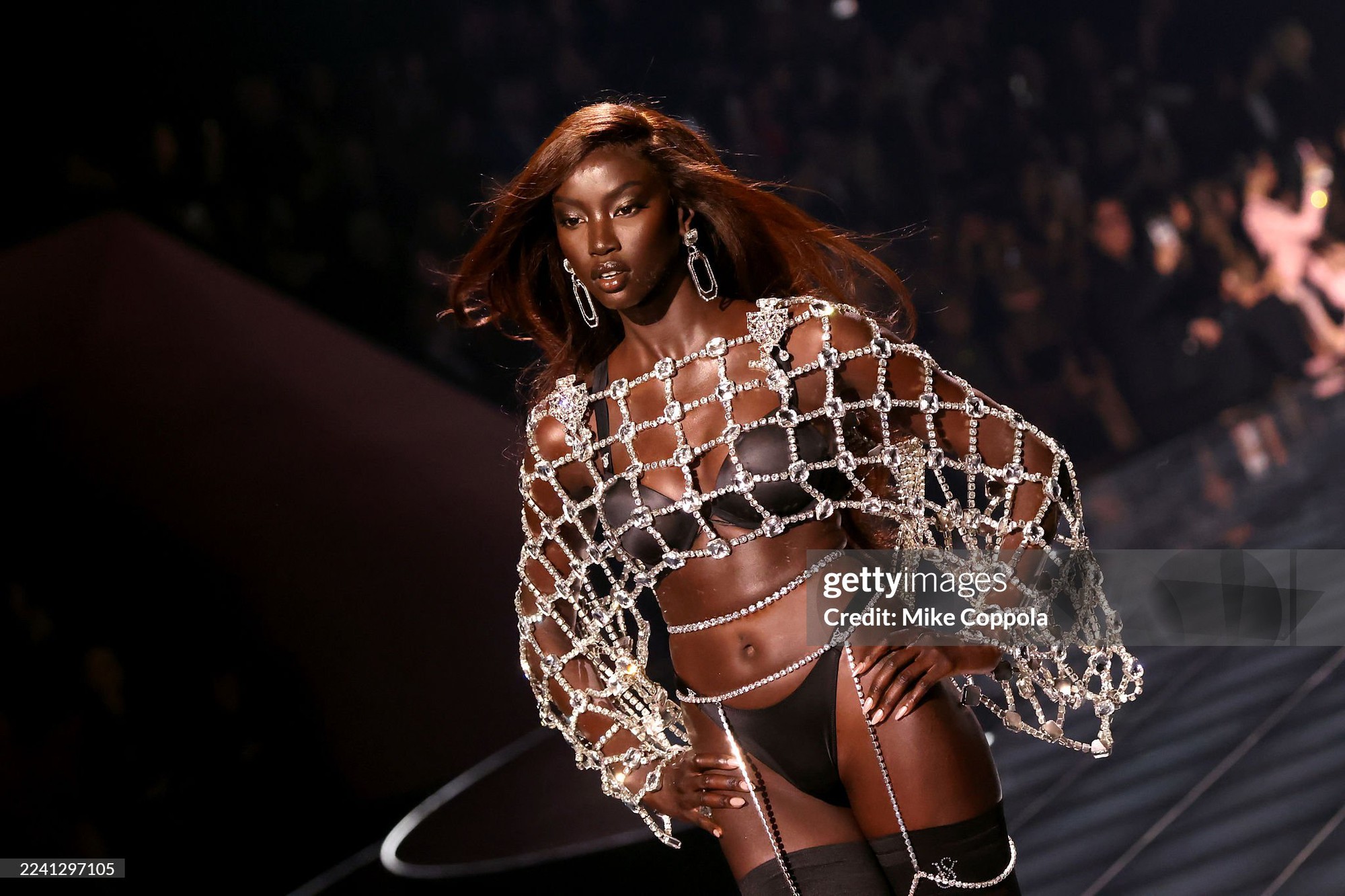 45 phút Victoria's Secret Fashion Show 2025: Chỉ chờ một điểm sáng bằng nửa Lisa khi ấy...- Ảnh 33. 45 phút Victoria's Secret Fashion Show 2025: Chỉ chờ một điểm sáng bằng nửa Lisa khi ấy...- Ảnh 33.