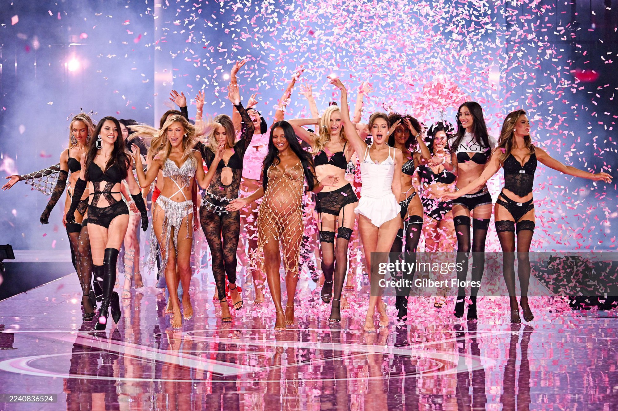 45 phút Victoria's Secret Fashion Show 2025: Chỉ chờ một điểm sáng bằng nửa Lisa khi ấy...- Ảnh 35. 45 phút Victoria's Secret Fashion Show 2025: Chỉ chờ một điểm sáng bằng nửa Lisa khi ấy...- Ảnh 35.