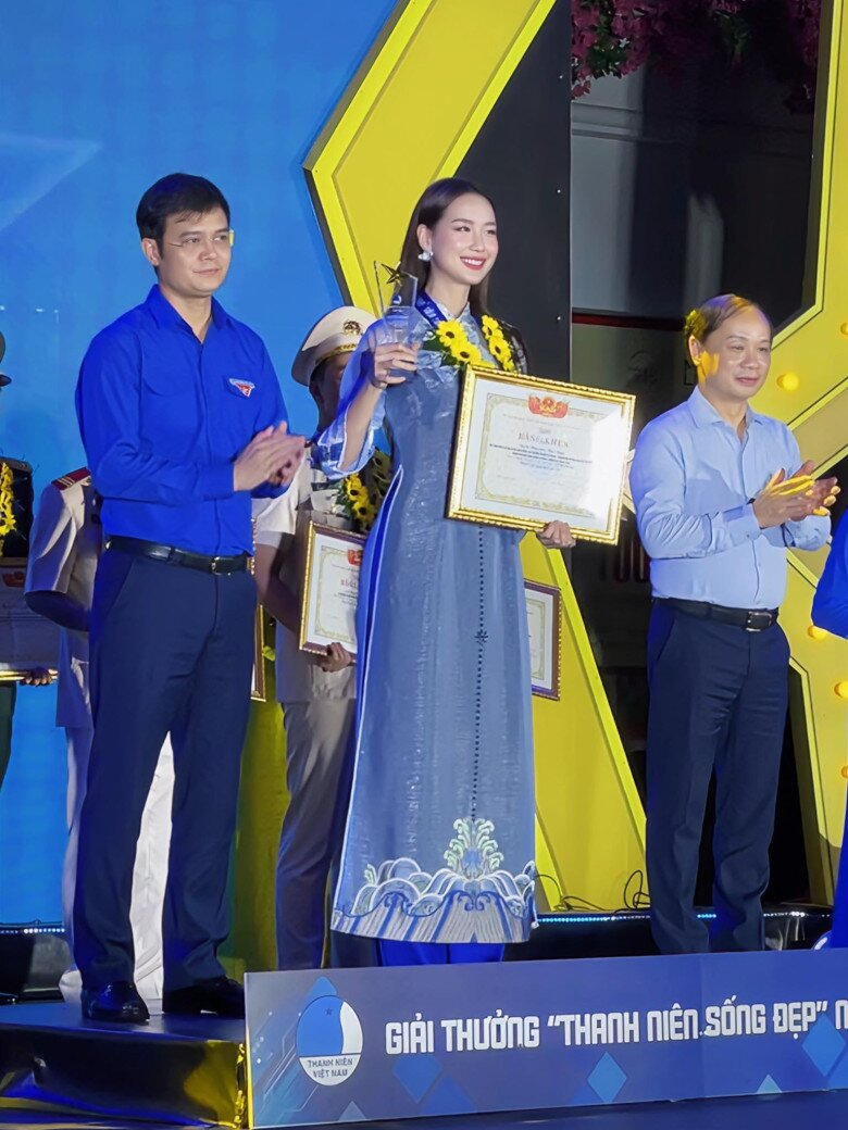 2 sao Vbiz được vinh danh "Thanh niên sống đẹp": Người làm mẹ đơn thân giàu có, người sắp đại diện Việt Nam thi quốc tế 7 Lê Nguyễn Bảo Ngọc là hoa hậu duy nhất được nhận danh hiệu Thanh niên sống đẹp năm 2025.