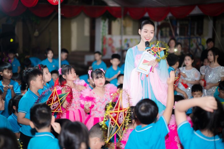 2 sao Vbiz được vinh danh "Thanh niên sống đẹp": Người làm mẹ đơn thân giàu có, người sắp đại diện Việt Nam thi quốc tế 9 Người đẹp tổ chức Trung thu cho các em nhỏ vùng lũ.