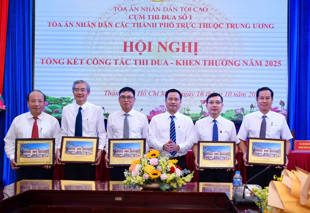 TAND TP.HCM - Cụm trưởng Cụm thi đua số 1 TAND tặng quà lưu niệm cho các TAND trong Cụm thi đua. Ảnh: TRẦN LINH cum-thi-dua-so-i-tand-thuc-hien-tot-phong-trao-thi-dua-nang-cao-chat-luong-xet-xu-4.jpg