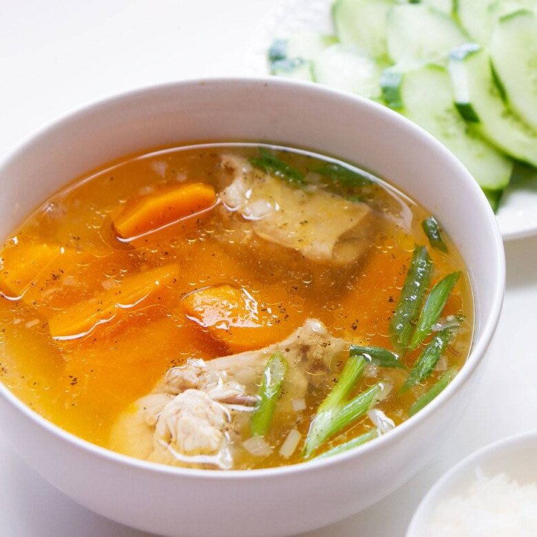 Một bát canh xương hầm bí đỏ nóng hổi trong những ngày se lạnh không chỉ sưởi ấm cơ thể mà còn như “liều dưỡng chất” tự nhiên cho làn da. Món ăn này đặc biệt phù hợp với phụ nữ sau 25 tuổi.