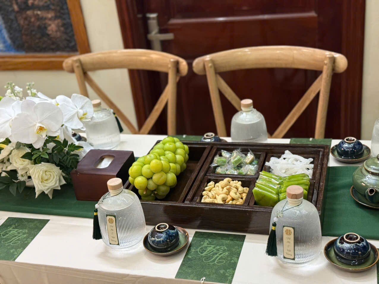 Hình ảnh chồng Đỗ Thị Hà tại lễ ăn hỏi 7 Lễ ăn hỏi chọn tông màu xanh làm chủ đạo.