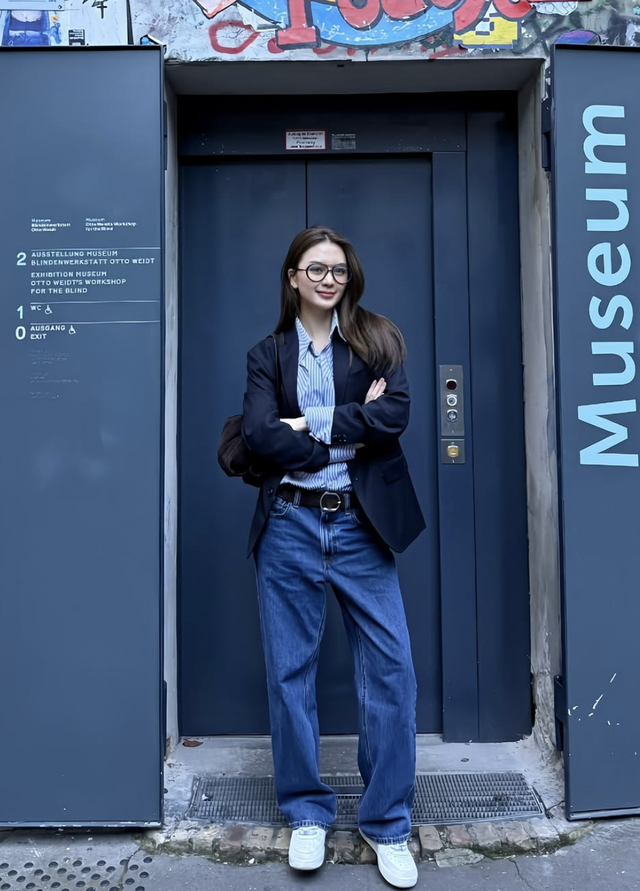 Áo blazer giúp nàng nâng tầm phong cách chỉ trong phút chốc 5 Áo blazer giúp nàng nâng tầm phong cách chỉ trong phút chốc - Ảnh 5.