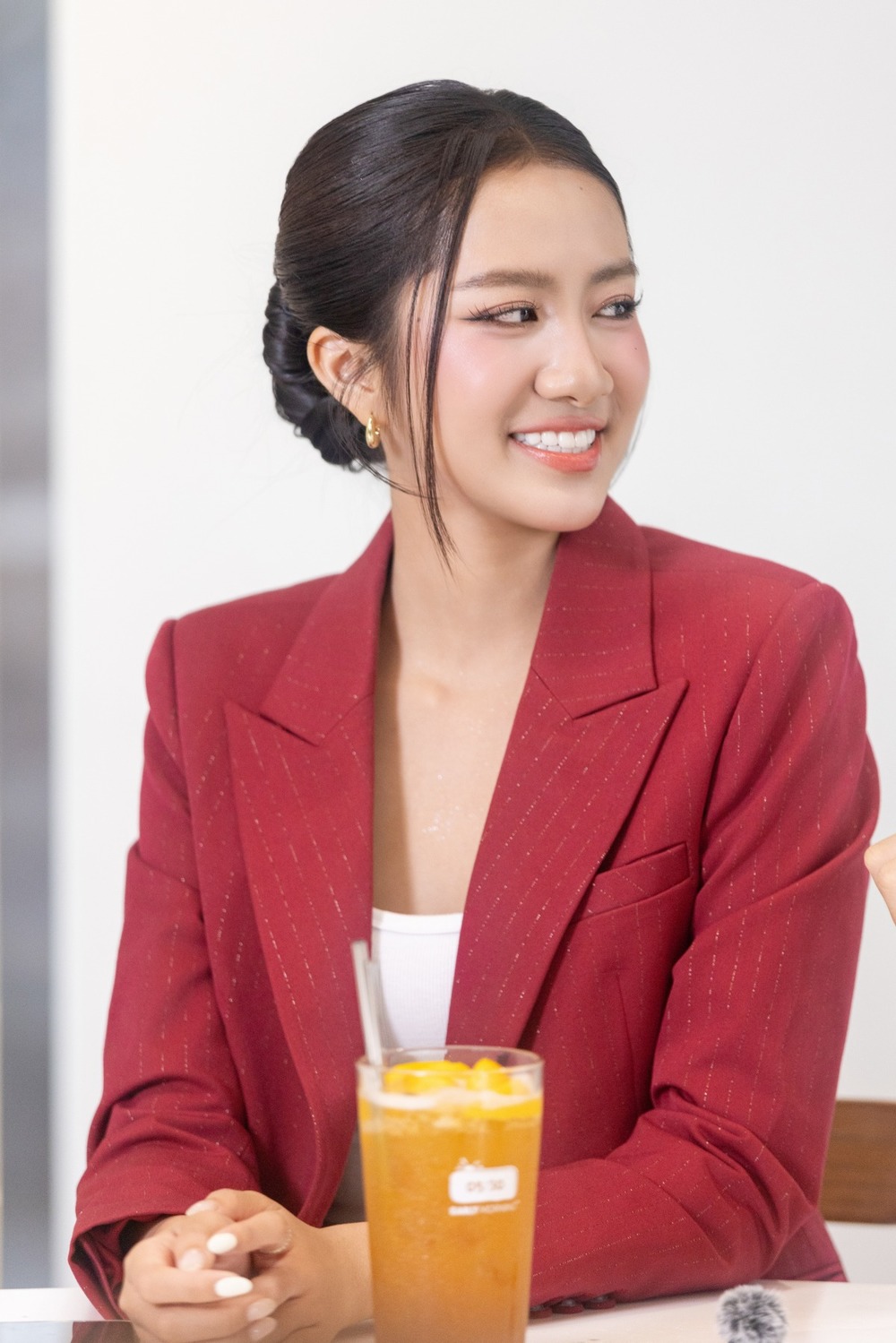 1760613782 597 Song Linh hoi ngo hai nang hau lan toa tinh