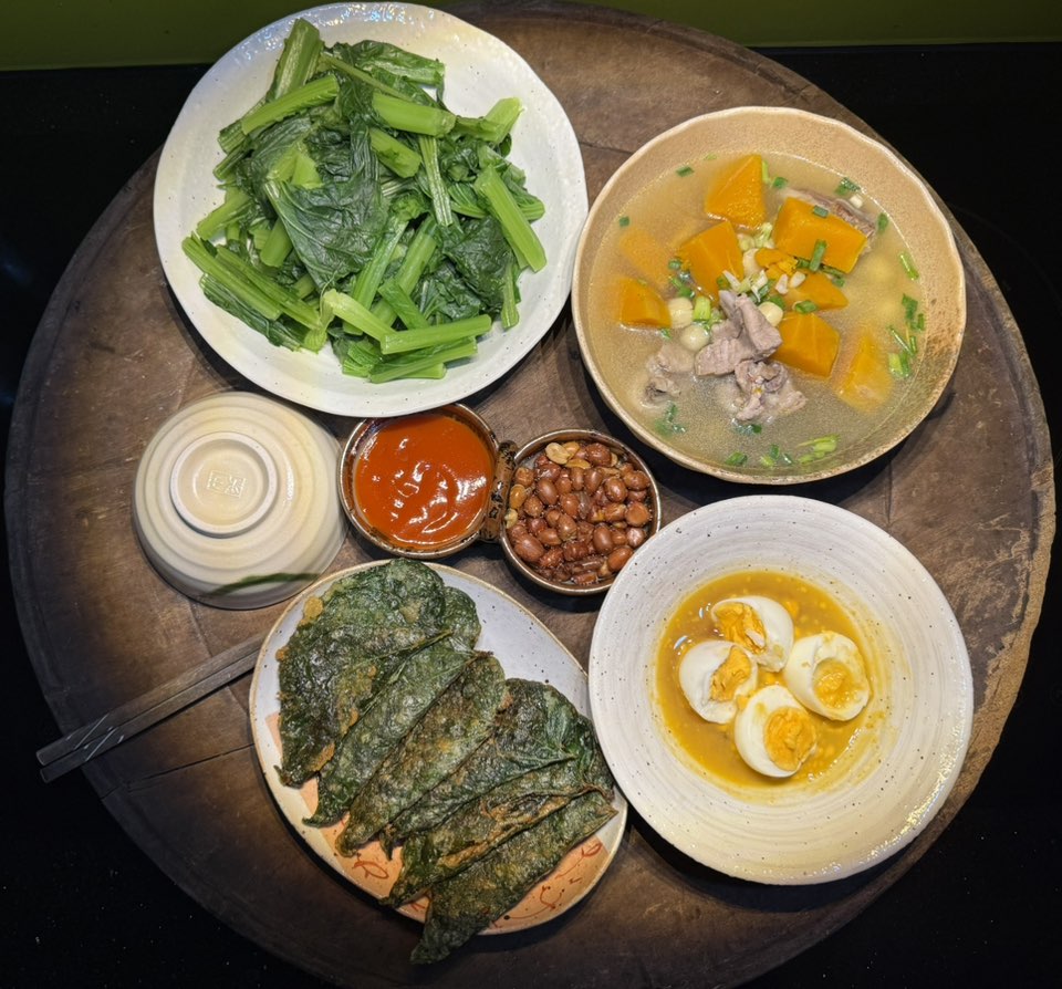 Rau cải mèo luộc chấm trứng - Chả cá thác lác - Canh bí đỏ, hạt sen nấu xương