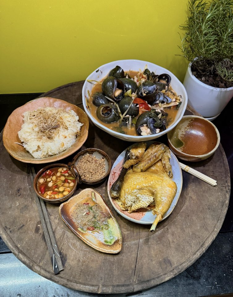 Xôi dừa - Gà chiên - Ốc nấu mẻ chua 