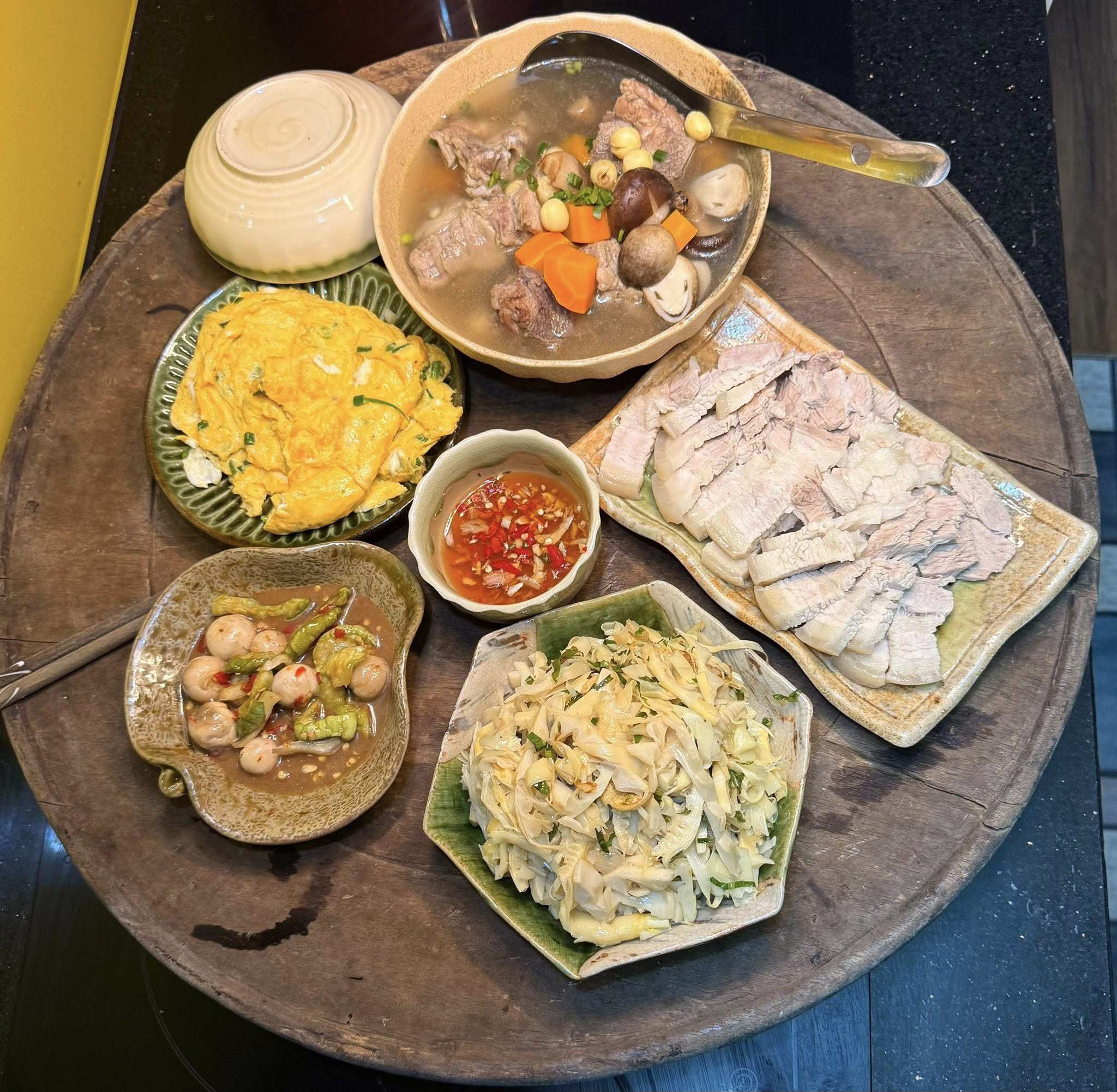 Măng xào - Trứng rán hành - Thịt luộc - Canh rau củ hầm nấm 