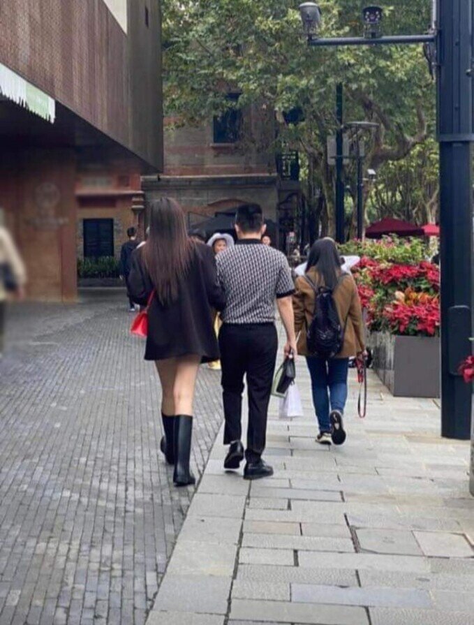 Hình ảnh cặp đôi đi du lịch nước ngoài được người qua đường chụp lại.