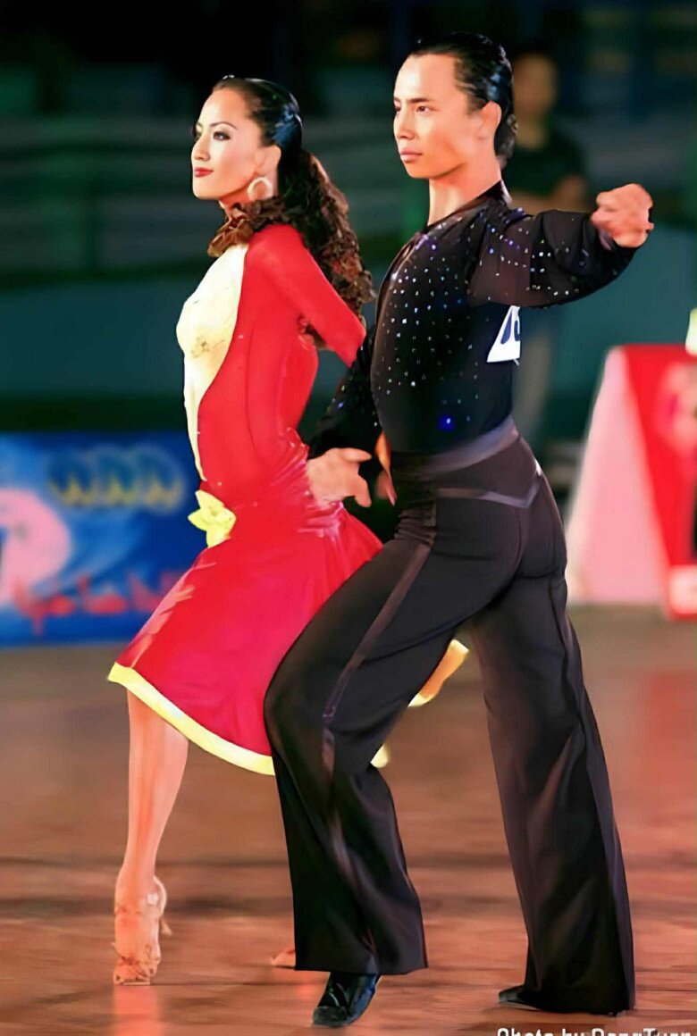 Sao Việt 24h: Khánh Thi xúc động nhớ về lần đầu đăng quang cùng Chí Anh, nhìn lại 20 năm gắn bó với khiêu vũ thể thao 3 Khánh Thi bồi hồi nhớ lại những kỷ niệm khi còn chinh chiến cùng bạn nhảy Chí Anh.