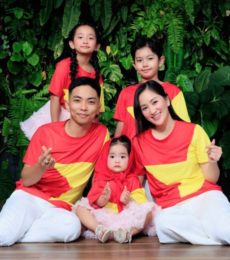 Sao Việt 24h: Khánh Thi xúc động nhớ về lần đầu đăng quang cùng Chí Anh, nhìn lại 20 năm gắn bó với khiêu vũ thể thao 5 Khánh Thi - Phan Hiển có 3 con đủ nếp, đủ tẻ.