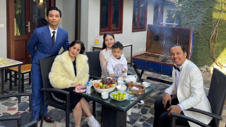 Sao Việt 24h: Khánh Thi xúc động nhớ về lần đầu đăng quang cùng Chí Anh, nhìn lại 20 năm gắn bó với khiêu vũ thể thao 7 Khánh Thi có mối quan hệ tốt đẹp với Khánh Linh - vợ Chí Anh.