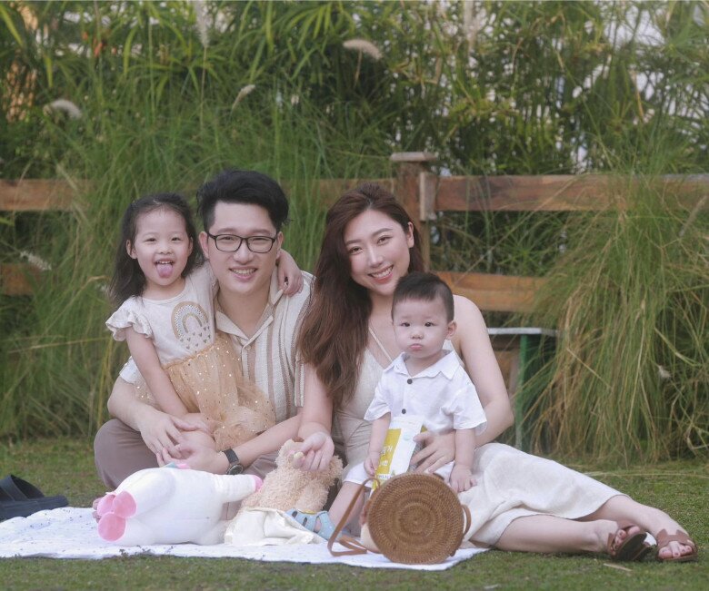 Vợ chồng Huỳnh Mi hạnh phúc bên 2 con xinh xắn.