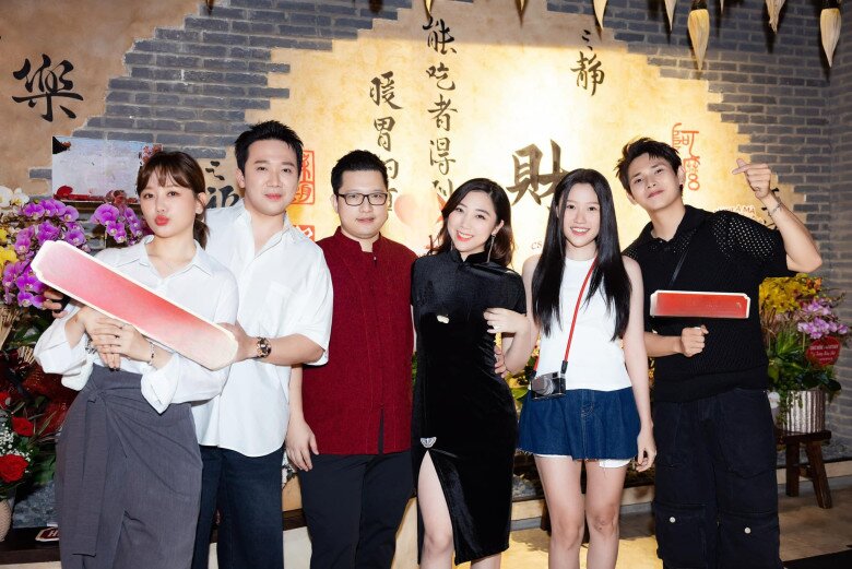 Em gái MC Trấn Thành khoe chồng ngoại quốc: Sung sướng như amp;#34;bà hoàngamp;#34;, sinh 2 con được amp;#34;ba Xìnamp;#34; cưng như trứng - 12